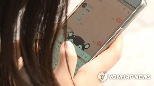 스마트폰 사용하는 여학생[연합뉴스TV 캡처]